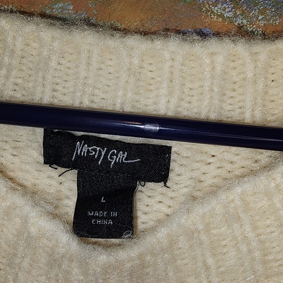 Vintage-Inspired White Oversized Long Sleeve Sweater - Picture 8 of 10